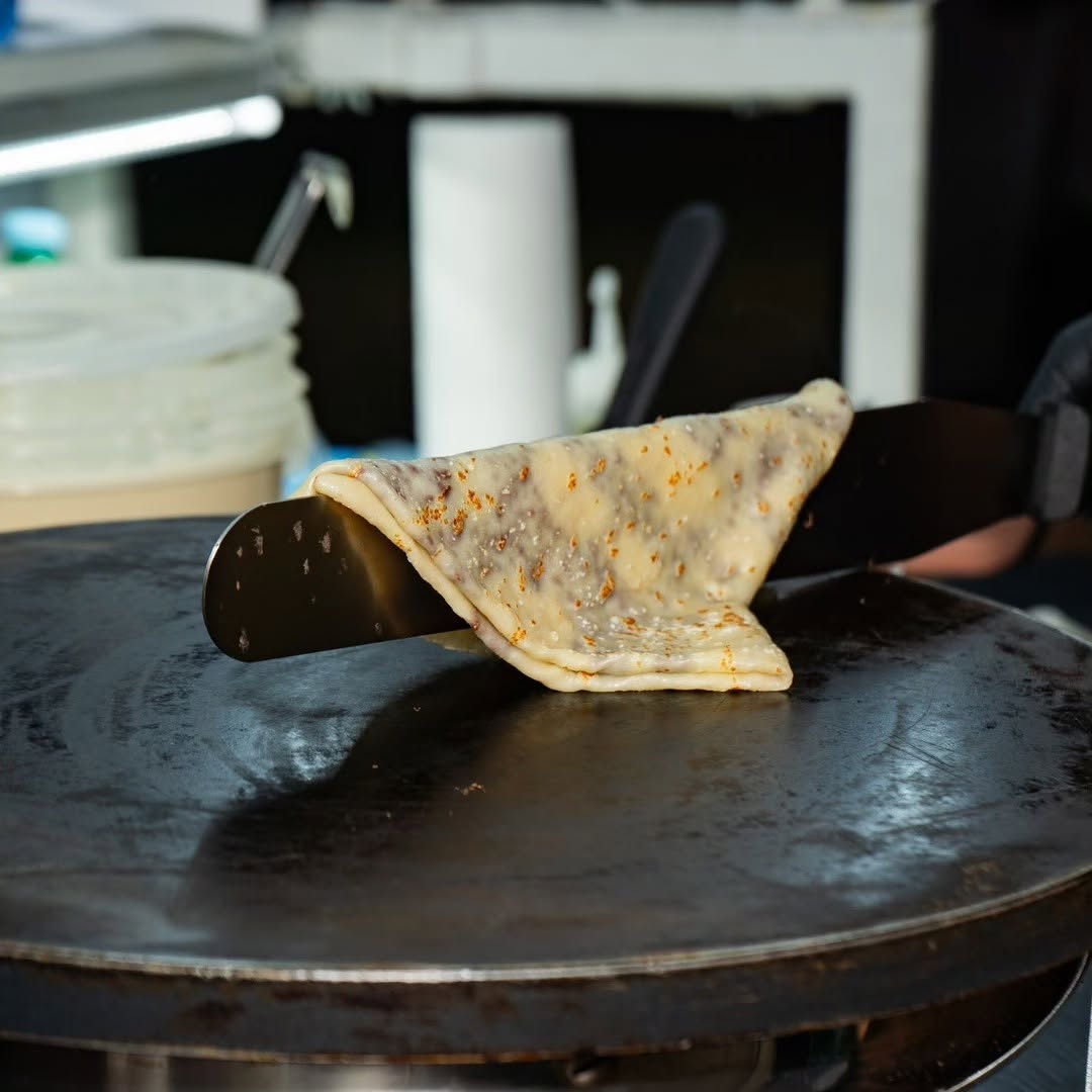 Cottura e piegatura live della crepe sul carrettino